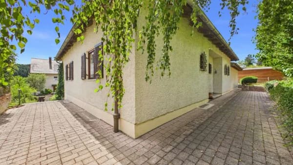 Immobilie in Aystetten - Einfamilienhaus mit großem Gestaltungspotenzial in begehrter Lage von Aystetten! - Bild 2