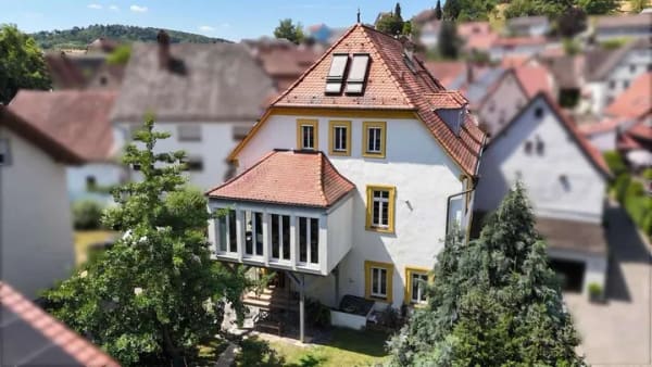 Immobilie in Leinach - Liebhaberstück mit Stil & Geschichte – Ehemaliges Pfarrhaus von 1698 auf ca. 1.500 m² Grundstück - Bild 1