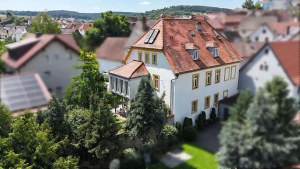 Immobilie in Leinach - Liebhaberstück mit Stil & Geschichte – Ehemaliges Pfarrhaus von 1698 auf ca. 1.500 m² Grundstück - Bild 2