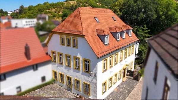 Immobilie in Leinach - Liebhaberstück mit Stil & Geschichte – Ehemaliges Pfarrhaus von 1698 auf ca. 1.500 m² Grundstück - Bild 3