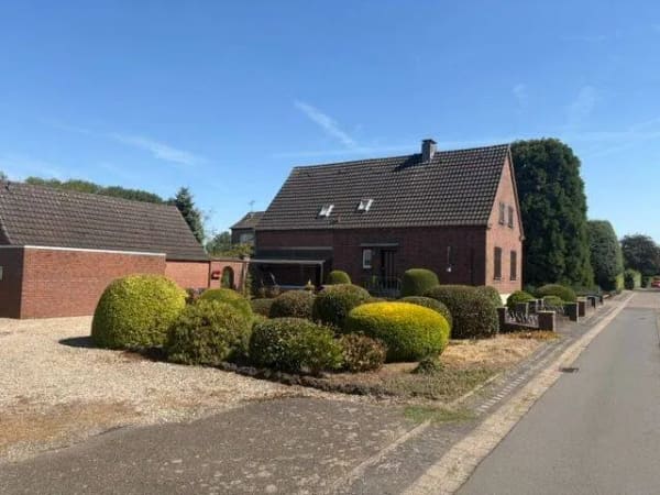 Immobilie in Bedburg-Hau - Bedburg-Hau/Qualburg: freist. Immobilie mit Garagentrakt, Wiese, Ackerland - Bild 0