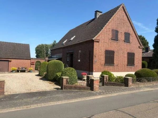 Immobilie in Bedburg-Hau - Bedburg-Hau/Qualburg: freist. Immobilie mit Garagentrakt, Wiese, Ackerland - Bild 1
