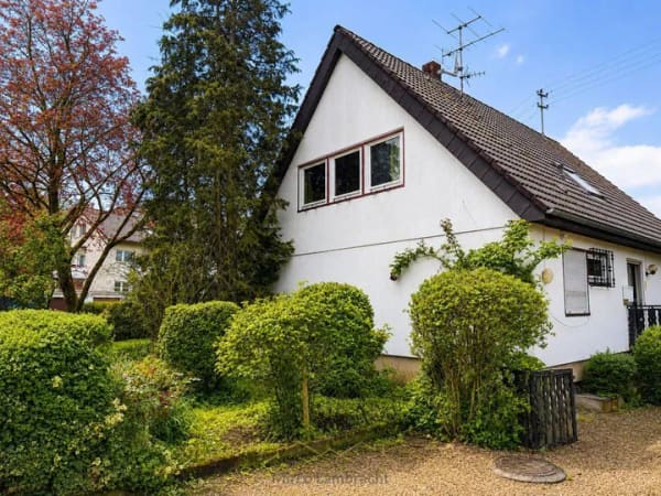 Immobilie in Buggingen - Viel Raum für Ihre Ideen - Einfamilienhaus in besonderer Ecklage. 965 m² Grundstück. Freier Blick. - Bild 1