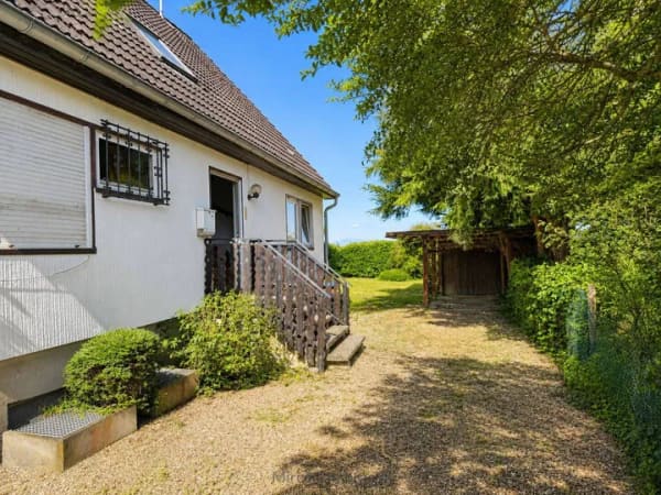 Immobilie in Buggingen - Viel Raum für Ihre Ideen - Einfamilienhaus in besonderer Ecklage. 965 m² Grundstück. Freier Blick. - Bild 2