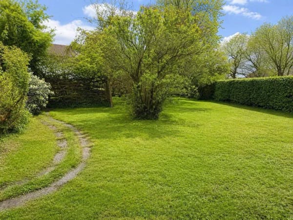 Immobilie in Buggingen - Viel Raum für Ihre Ideen - Einfamilienhaus in besonderer Ecklage. 965 m² Grundstück. Freier Blick. - Bild 3