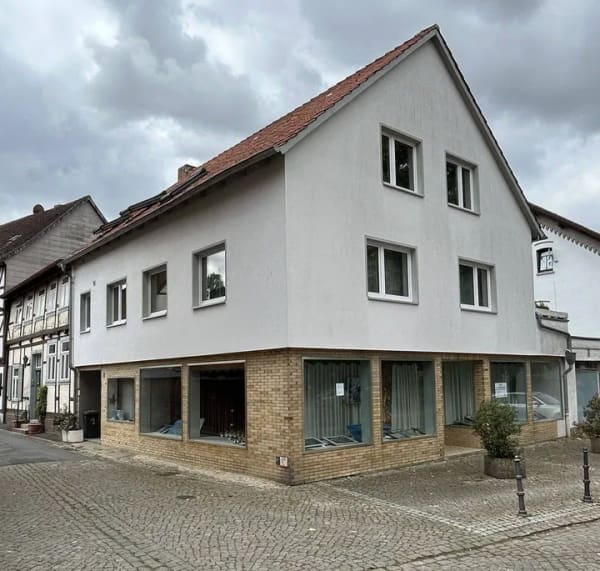 Immobilie in Schladen-Werla - Gepflegtes Wohn- und Geschäftshaus mit zwei Wohnungen und Gewerbeeinheit in Hornburg - Bild 0