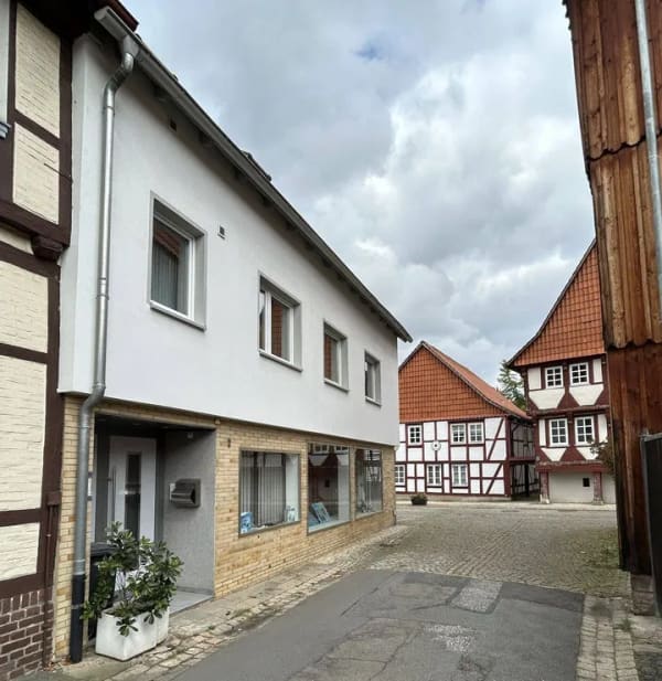 Immobilie in Schladen-Werla - Gepflegtes Wohn- und Geschäftshaus mit zwei Wohnungen und Gewerbeeinheit in Hornburg - Bild 1