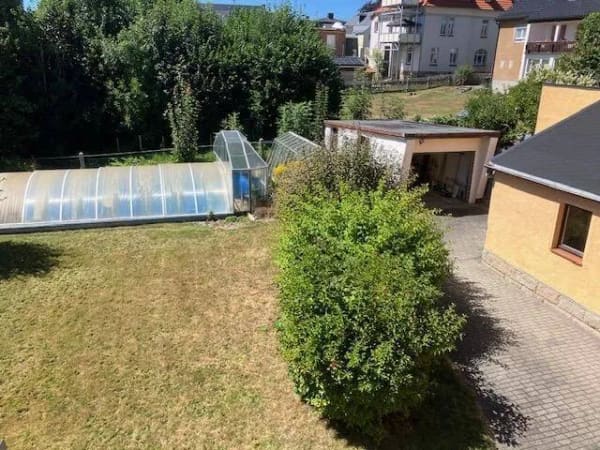 Immobilie in Treuen - Freistehendes und größtenteils saniertes 1-2-Familienhaus mit Zufahrt, Garagen, Pool und Nebengelass in exponierter W... - Bild 1
