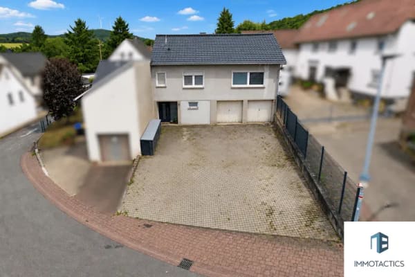 Immobilie in Seibersbach - Einfamilienhaus mit Balkon, viel Nutzfläche, zwei Garagen und drei Außenstellplätzen in Seibersbach - Bild 0