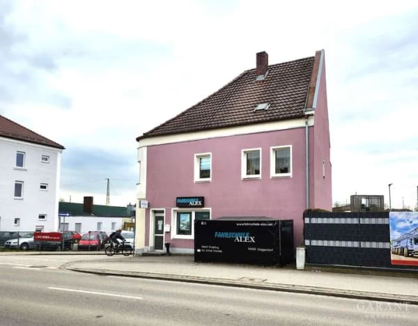 Immobilie in Plattling - Attraktive Kapitalanlage & Vielseitiges Potenzial: Wohn- und Geschäftshaus in Plattling! - Bild 0