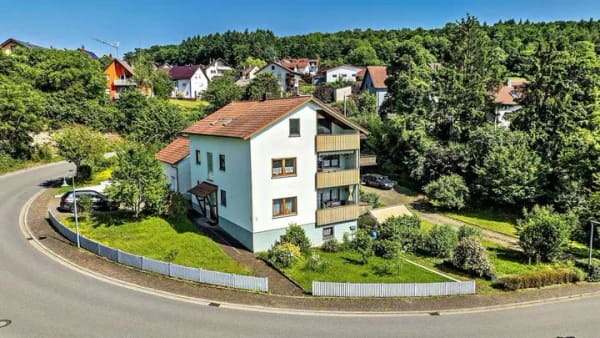 Immobilie in Billigheim - Großzügiges Zweifamilienhaus für die ganze Familie mit Nutzgarten und Garagen - Bild 0