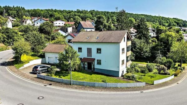 Immobilie in Billigheim - Großzügiges Zweifamilienhaus für die ganze Familie mit Nutzgarten und Garagen - Bild 1