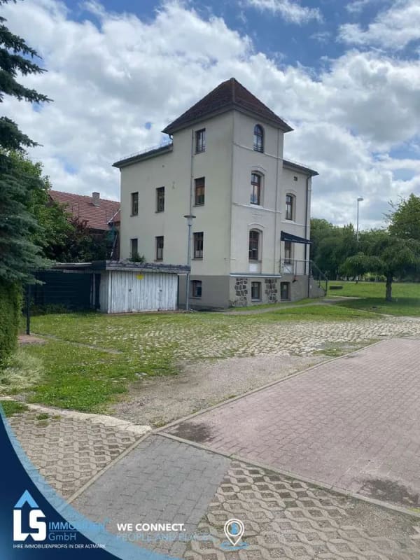 Immobilie in Malchin - Historische Eleganz trifft solide Kapitalanlage- Mehrfamilienhaus mit Nebengebäude und Gartenanlage - Bild 1