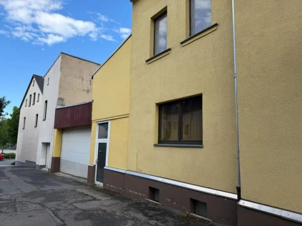 Immobilie in Wilkau-Haßlau - Mehrfamilienhaus mit großen Garagen in Wilkau-Haßlau - Bild 0