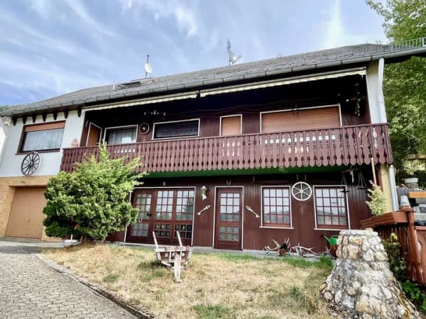 Immobilie in Dahlheim - Schönes und solides Einfamilienhaus  mit Garage, Garten und Balkon, schön gelegen in Dahlheim - Bild 1