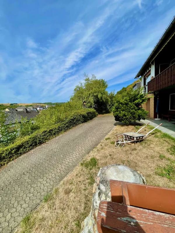 Immobilie in Dahlheim - Schönes und solides Einfamilienhaus  mit Garage, Garten und Balkon, schön gelegen in Dahlheim - Bild 2