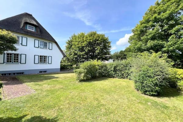 Immobilie in Nieblum - Renovierte Dachgeschoss-Ferienwohnung mit Gartenanteil in begehrter Insellage nahe Golfplatz - Bild 1