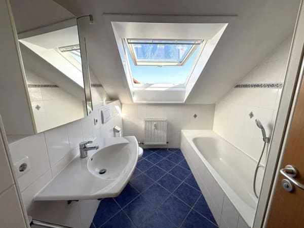 Immobilie in Nordheim - VBU Immobilien - Sonniges Wohnen mit Wohlfühlcharakter – Helle Dachgeschosswohnung mit Süd-Balkon - Bild 1