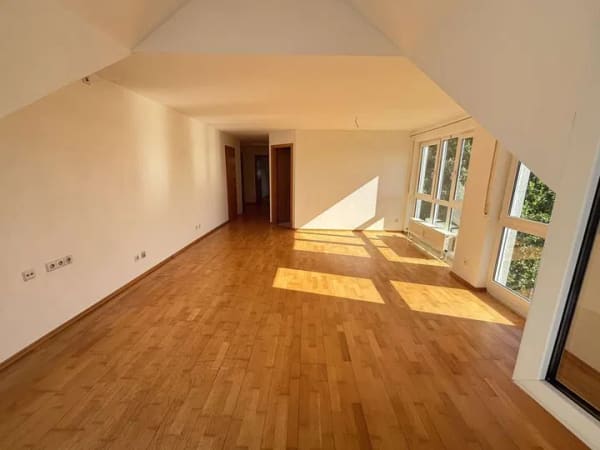 Immobilie in Nordheim - VBU Immobilien - Sonniges Wohnen mit Wohlfühlcharakter – Helle Dachgeschosswohnung mit Süd-Balkon - Bild 3