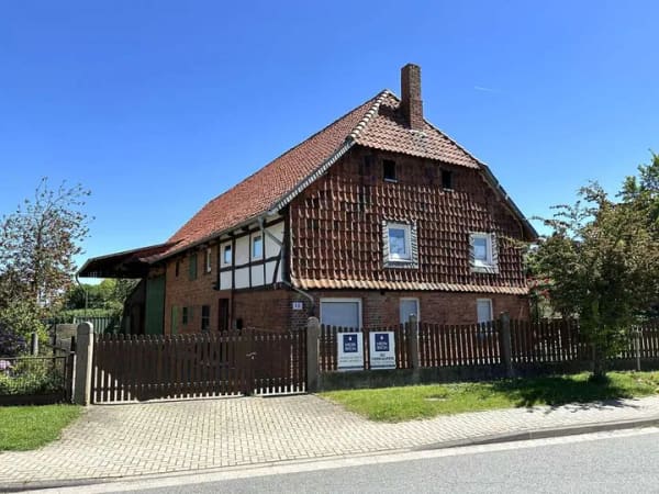Immobilie in Hohenhameln - Charmantes Einfamilienhaus mit angebauter Scheune in Bierbergen - Bild 0