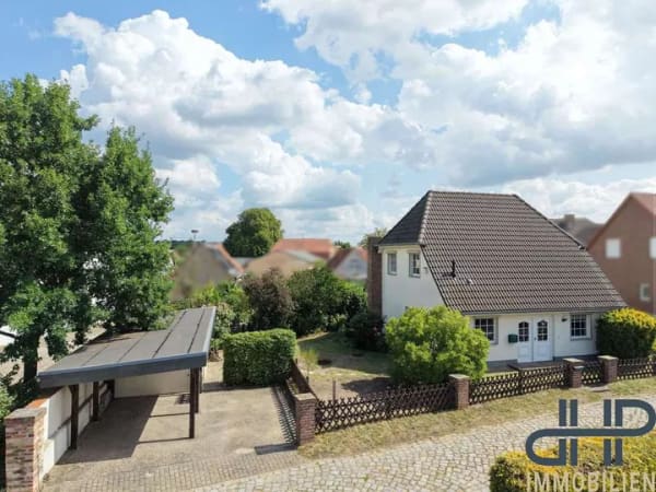 Immobilie in Möser - Familienfreundliches Einfamilienhaus mit Kaminofen, Carport und gepflegtem Garten in ruhiger Lage - Bild 0