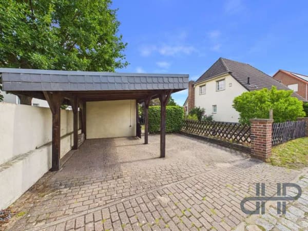 Immobilie in Möser - Familienfreundliches Einfamilienhaus mit Kaminofen, Carport und gepflegtem Garten in ruhiger Lage - Bild 2