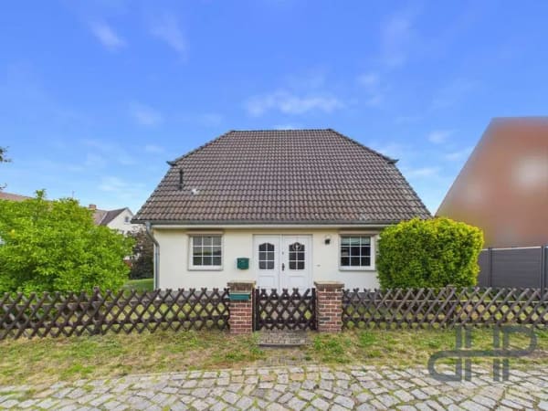 Immobilie in Möser - Familienfreundliches Einfamilienhaus mit Kaminofen, Carport und gepflegtem Garten in ruhiger Lage - Bild 3