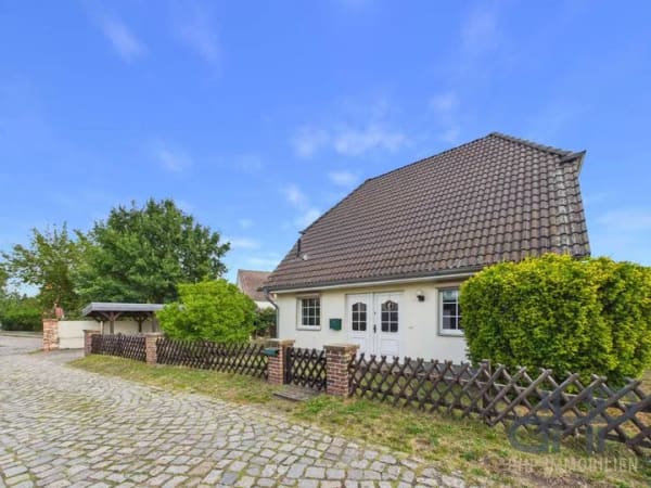 Immobilie in Möser - Familienfreundliches Einfamilienhaus mit Kaminofen, Carport und gepflegtem Garten in ruhiger Lage - Bild 4