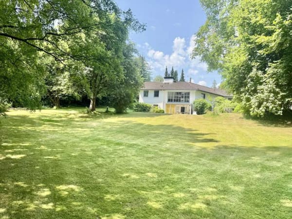 Immobilie in Bornhöved - Großzügiger Bungalow- als 3-Parteien-Haus genutzt- mit parkähnlichem Grundstück u. Wiese ! - Bild 0