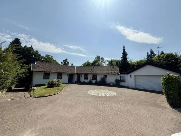 Immobilie in Bornhöved - Großzügiger Bungalow- als 3-Parteien-Haus genutzt- mit parkähnlichem Grundstück u. Wiese ! - Bild 1