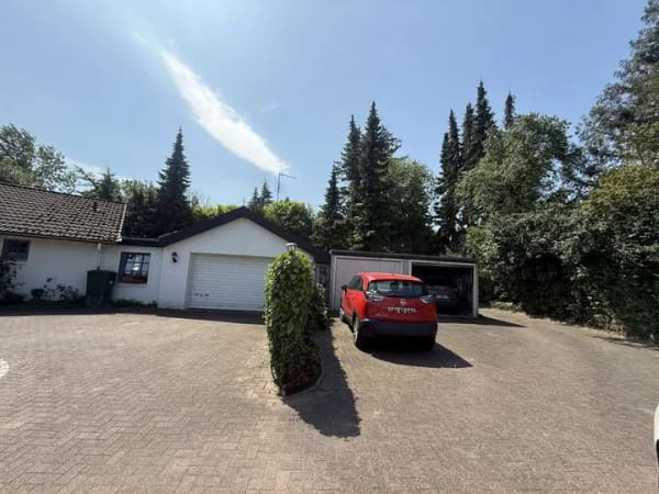 Immobilie in Bornhöved - Großzügiger Bungalow- als 3-Parteien-Haus genutzt- mit parkähnlichem Grundstück u. Wiese ! - Bild 2