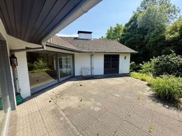 Immobilie in Bornhöved - Großzügiger Bungalow- als 3-Parteien-Haus genutzt- mit parkähnlichem Grundstück u. Wiese ! - Bild 3