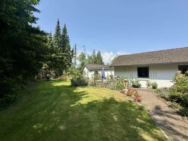Immobilie in Bornhöved - Großzügiger Bungalow- als 3-Parteien-Haus genutzt- mit parkähnlichem Grundstück u. Wiese ! - Bild 4