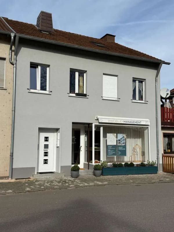 Immobilie in Mettlach - Wohn/Geschäftshaus mit 2 vermieteten Whg und Gewerbeeinheit zu verkaufen! - Bild 0