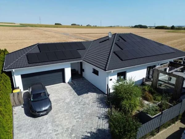 Immobilie in Aub - Neuwertiger Bungalow in Traumlage mit unverbaubarem Blick, 70m² Terrasse & Whirlpool - Bild 0