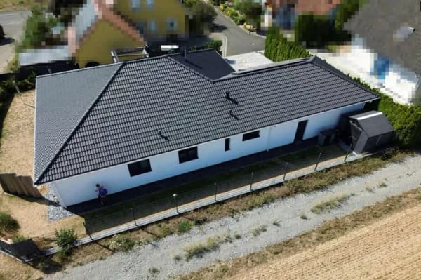 Immobilie in Aub - Neuwertiger Bungalow in Traumlage mit unverbaubarem Blick, 70m² Terrasse & Whirlpool - Bild 2