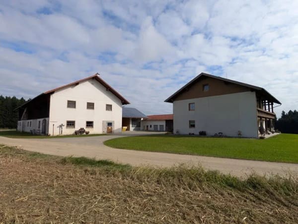 Immobilie in Kirchweidach - Landwirtschaftliches Anwesen - idyllische Alleinlage  - Bild 1