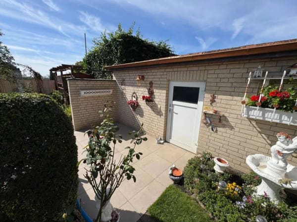 Immobilie in Nienburg (Saale) - Doppelhaushälfte mit Garage in bester Lage - Bild 1