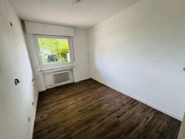 Immobilie in Niederkassel - Großzügiges Reihenhaus mit viel Platz und Entwicklungspotenzial – direkt Bezugsfrei - Bild 2