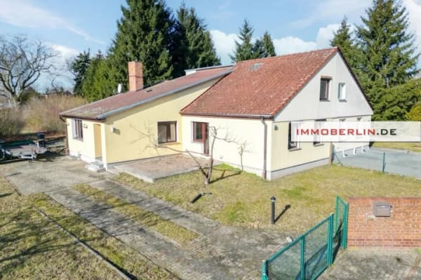 Immobilie in Velten - IMMOBERLIN.DE - Interessantes Haus mit Potenzial, Garage und Nebengebäude in ländlicher Lageharmonie - Bild 0