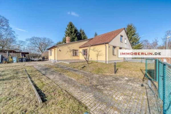 Immobilie in Velten - IMMOBERLIN.DE - Interessantes Haus mit Potenzial, Garage und Nebengebäude in ländlicher Lageharmonie - Bild 1