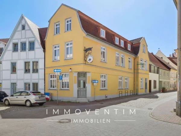 Immobilie in Güstrow - Wohn- und Geschäftshaus in der Schloßstraße in Güstrow – 4 Wohnungen + Gewerbeeinheit - Bild 0