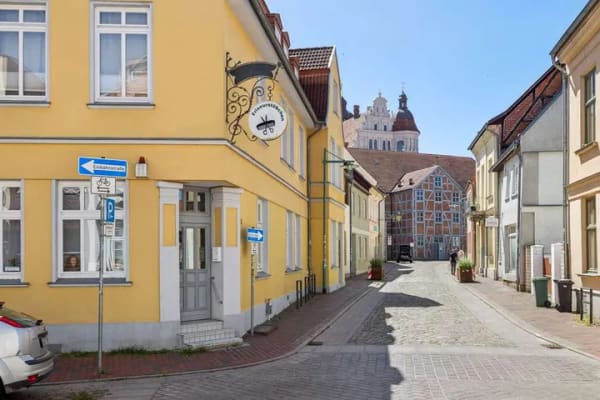 Immobilie in Güstrow - Wohn- und Geschäftshaus in der Schloßstraße in Güstrow – 4 Wohnungen + Gewerbeeinheit - Bild 1
