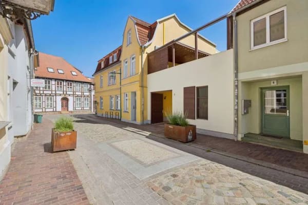 Immobilie in Güstrow - Wohn- und Geschäftshaus in der Schloßstraße in Güstrow – 4 Wohnungen + Gewerbeeinheit - Bild 2