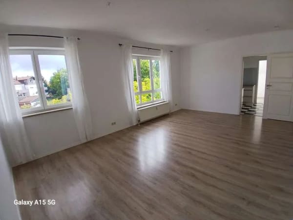 Immobilie in Ihrlerstein - Moderne 4-Zimmer-Wohnung mit Balkon, Einbauküche & Tiefgaragenstellplatz in Ihrlerstein - Bild 2