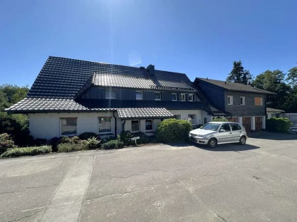 Immobilie in Halver - Gepflegtes Vierfamilienhaus mit 5 Garagen in ruhiger Lage von Halver - Schwenke. - Bild 1