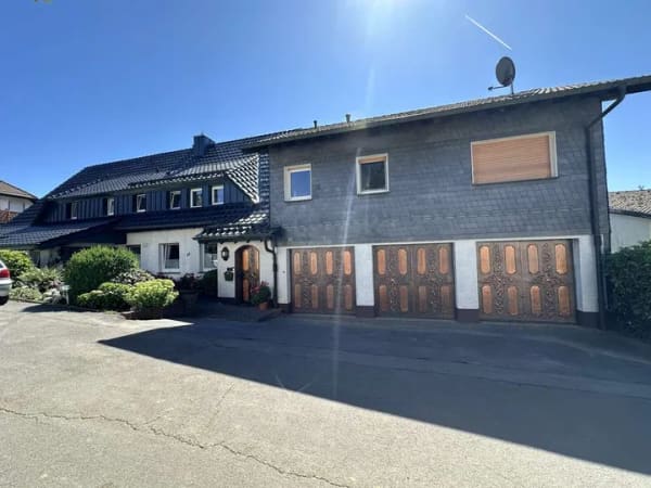 Immobilie in Halver - Gepflegtes Vierfamilienhaus mit 5 Garagen in ruhiger Lage von Halver - Schwenke. - Bild 2