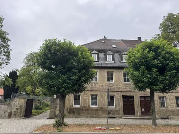 Immobilie in Öhringen - Denkmalgeschütztes Stadthaus im Zentrum Öhringens – ca. 320 m² für Wohnen und Arbeiten - Bild 1