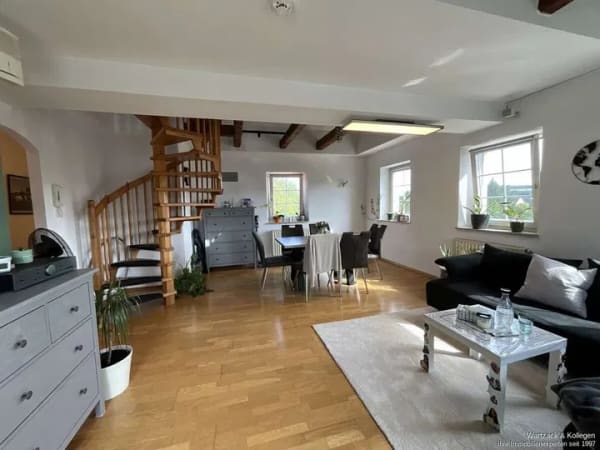Immobilie in Windsbach - Charmante Maisonette Wohnung in historischem Ambiente mit Balkon und Stellplatz im Carport - Bild 2