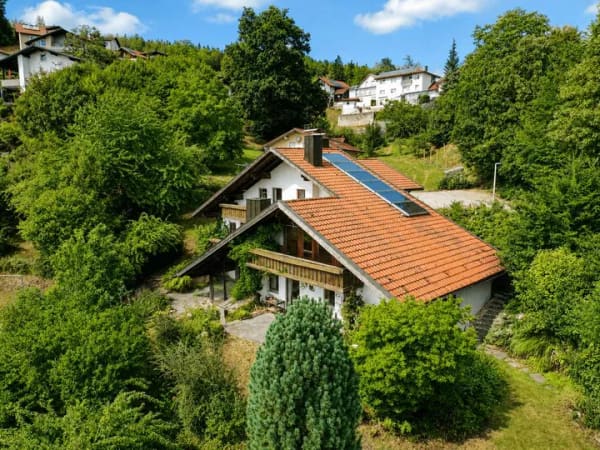 Immobilie in Hauzenberg - Wo Architektur auf Aussicht trifft – großzügiges Split-Level-Haus in besonderer Lage mit Pool - Bild 1
